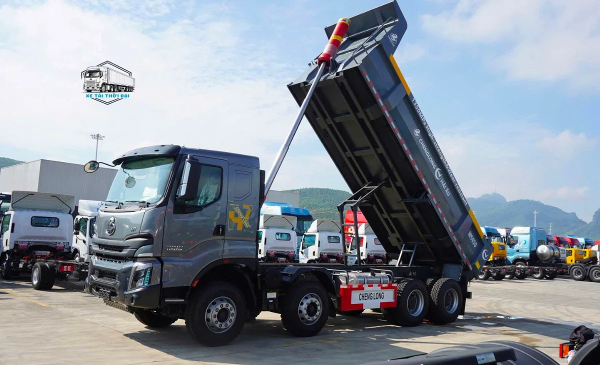 Xe ben ChengLong bốn chân đang nâng thùng