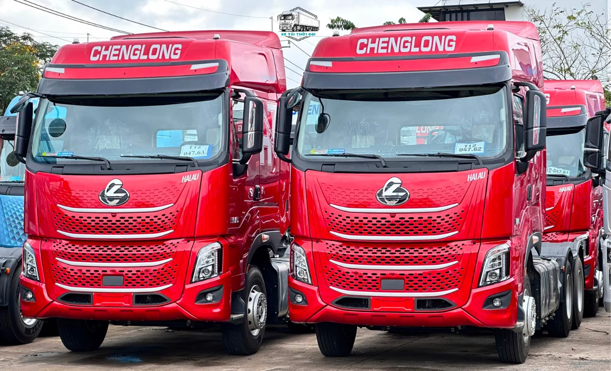 Dàn xe đầu kéo ChengLong màu đỏ xếp hàng tại bãi
