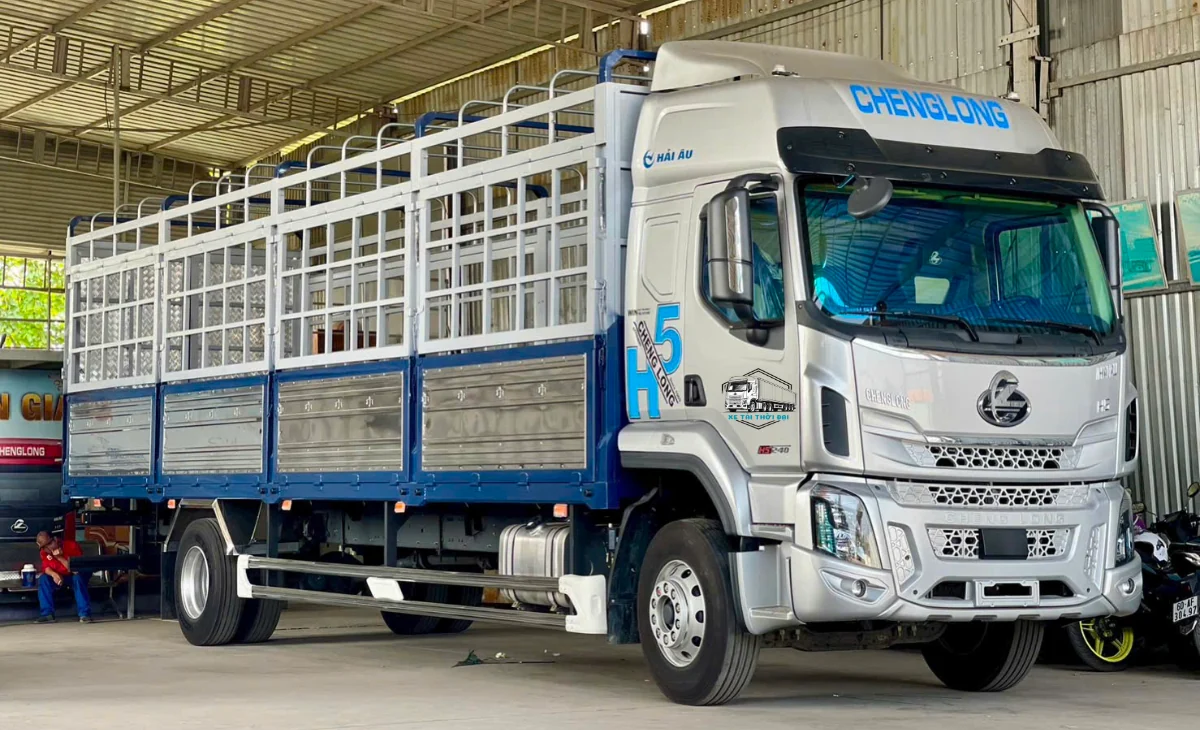 Xe tải nhẹ ChengLong H5 thùng bạt màu trắng